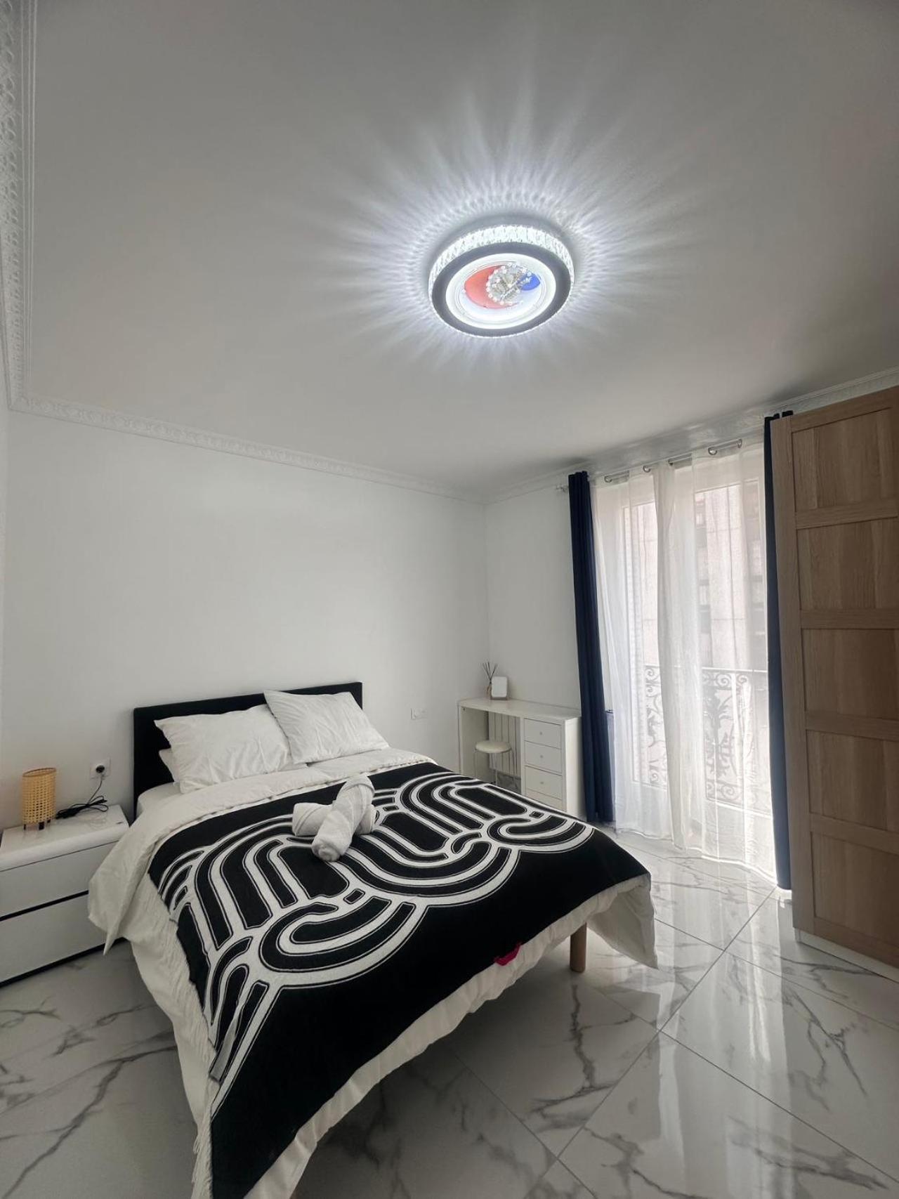 Superbe Appartement Renove Au Coeur De La Capitale Париж Екстериор снимка