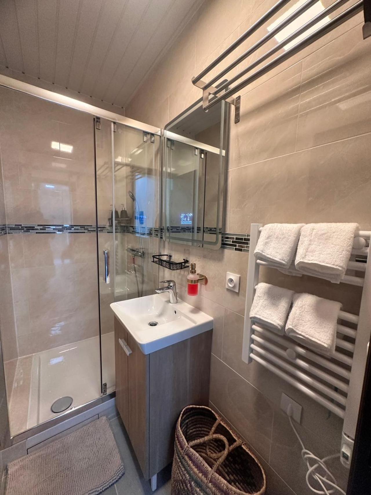Superbe Appartement Renove Au Coeur De La Capitale Париж Екстериор снимка